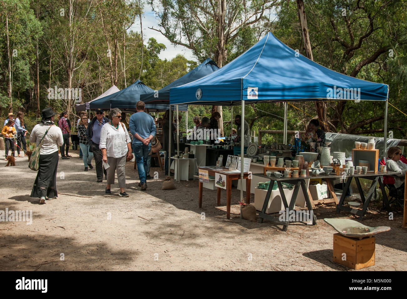Exposition de poterie week-end à côté de la rivière Yarra à Warrandyte, à l'extérieur de Melbourne, Australie Banque D'Images