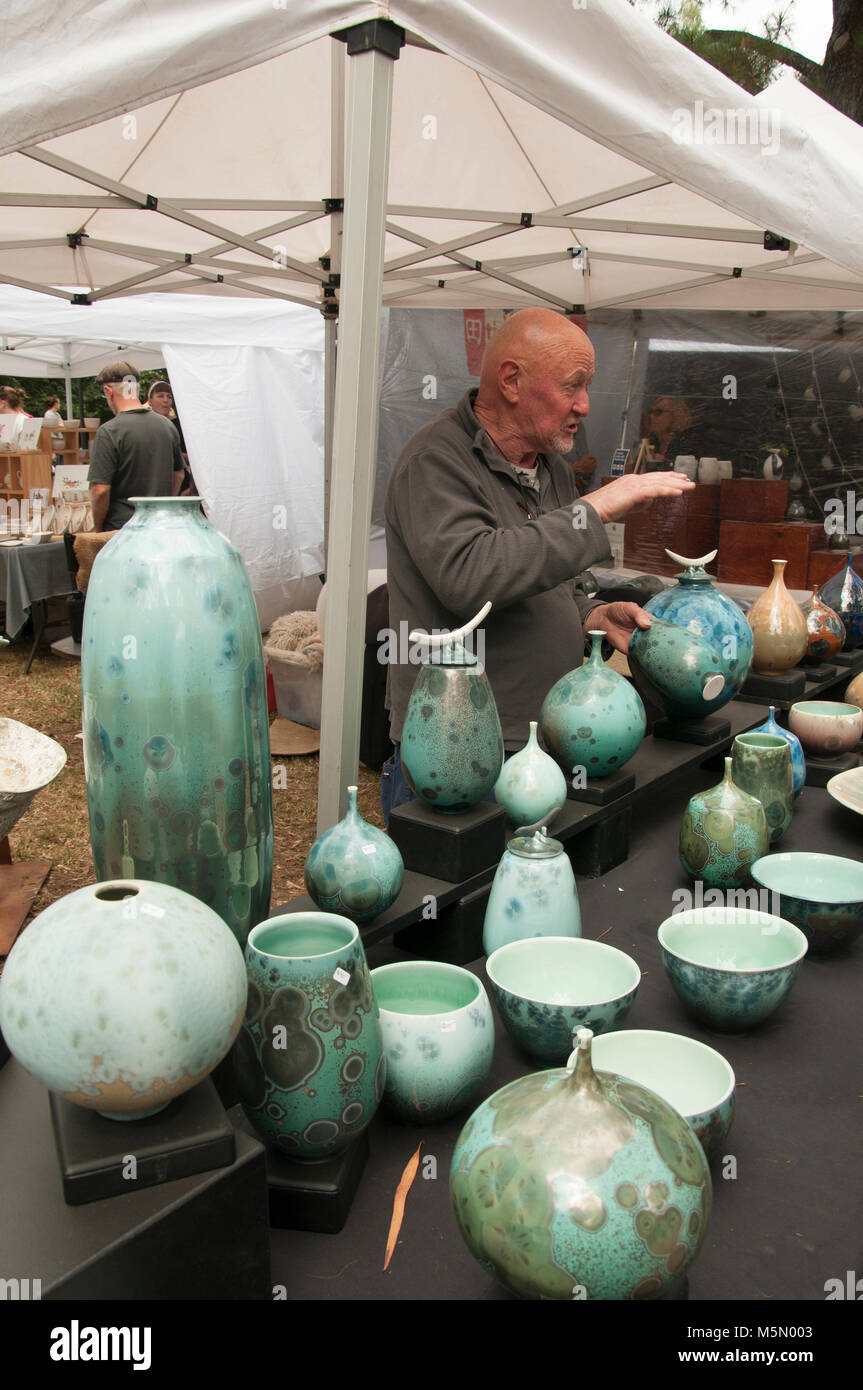 Potter démontre son ware lors d'une exposition d'un week-end à côté de la rivière Yarra à Warrandyte, à l'extérieur de Melbourne, Australie Banque D'Images