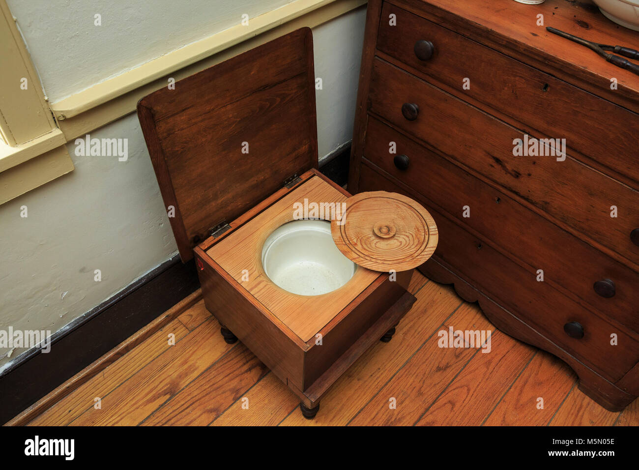 Commode en une chambre à coucher Banque D'Images Commode en une chambre à coucher Banque D'Images