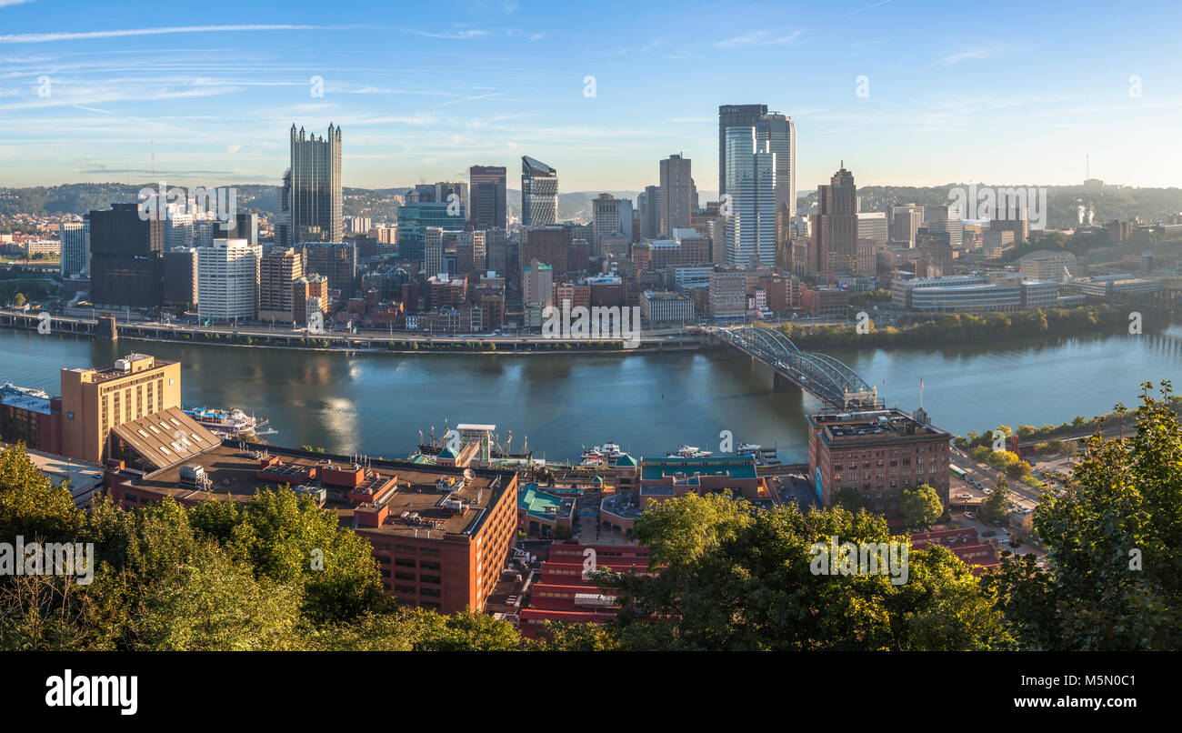 Le centre-ville de Pittsburgh skyline avec la rivière Monongahela à Pittsburgh, Pennsylvanie, USA. Banque D'Images