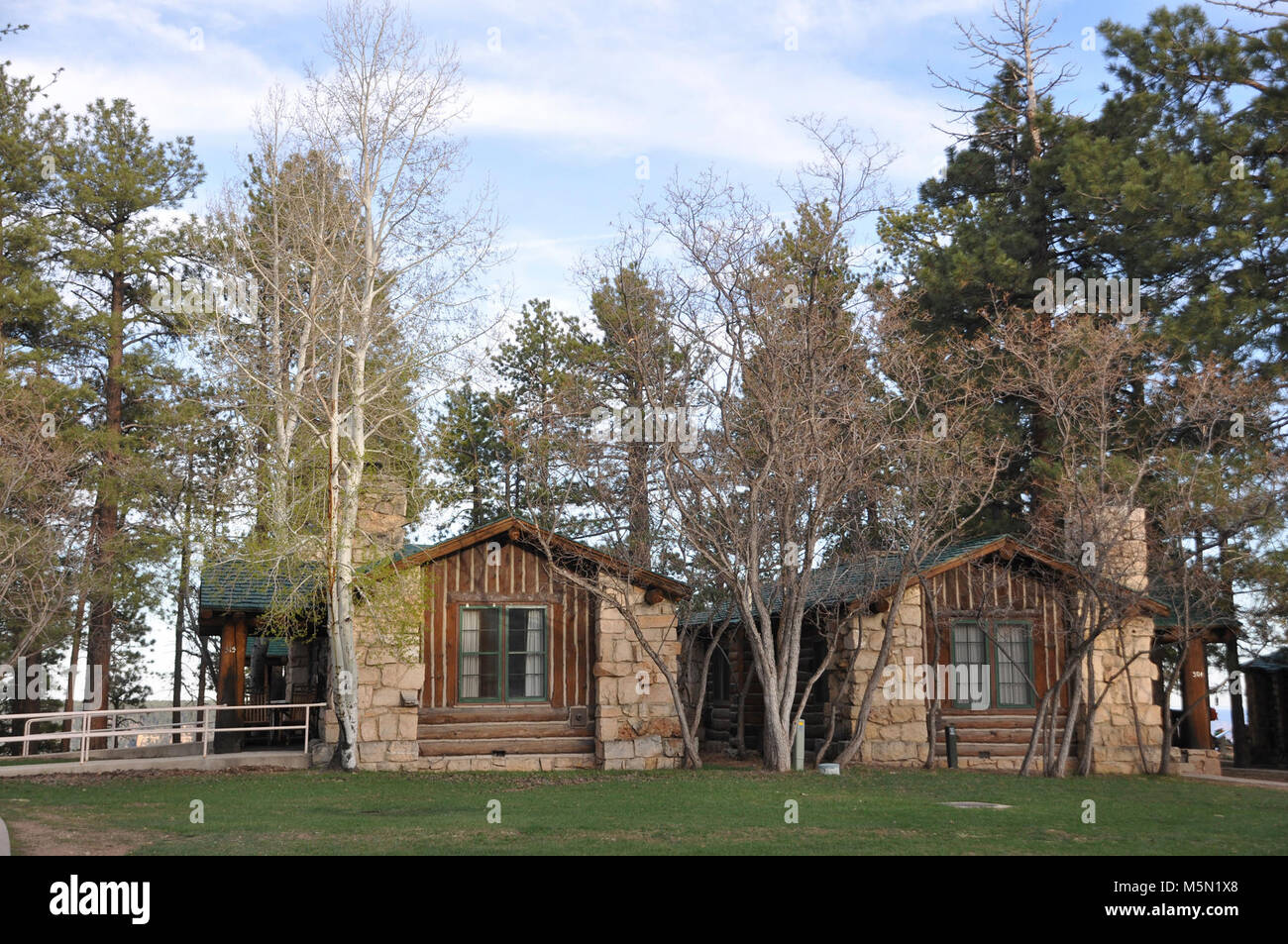 Grand Canyon Lodge North Rim . Grand Canyon Lodge sur la rive nord du Grand Canyon est souvent le premier élément important que les visiteurs, voir même avant de voir le canyon. L'autoroute se termine à la lodge. Le toit en pente, d'énormes poutres de bois lourd et façade de calcaire massif à équiper ses 8000 mètres / 2400 m, mais où est le Grand Canyon ? L'expérience de l'impact de la conception du lodge, prendre la route historique. Banque D'Images