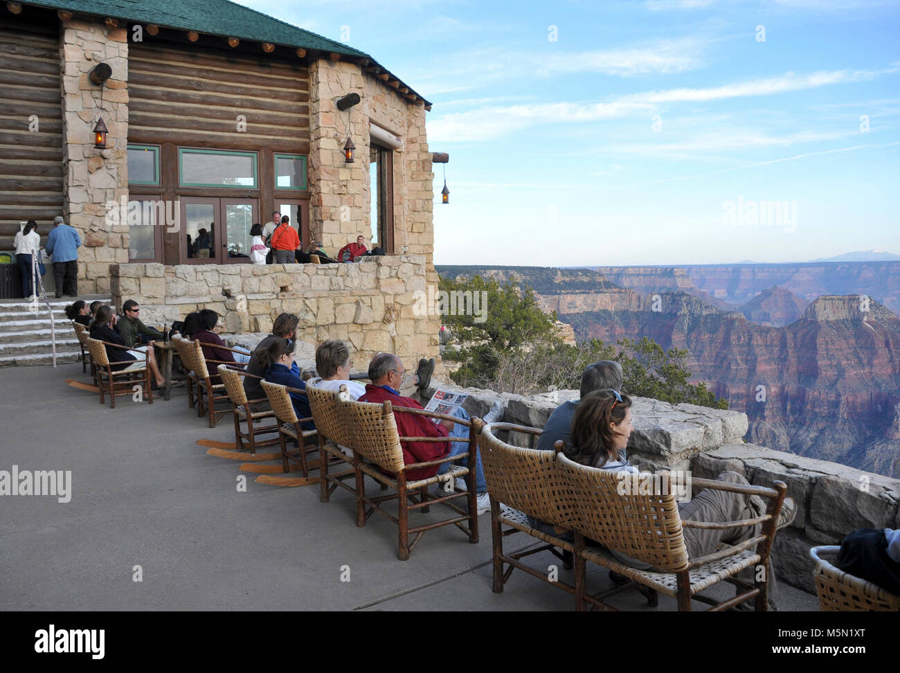 Grand Canyon Lodge North Rim . Grand Canyon Lodge sur la rive nord du Grand Canyon est souvent le premier élément important que les visiteurs, voir même avant de voir le canyon. L'autoroute se termine à la lodge. Le toit en pente, d'énormes poutres de bois lourd et façade de calcaire massif à équiper ses 8000 mètres / 2400 m, mais où est le Grand Canyon ? L'expérience de l'impact de la conception du lodge, prendre la route historique. Banque D'Images