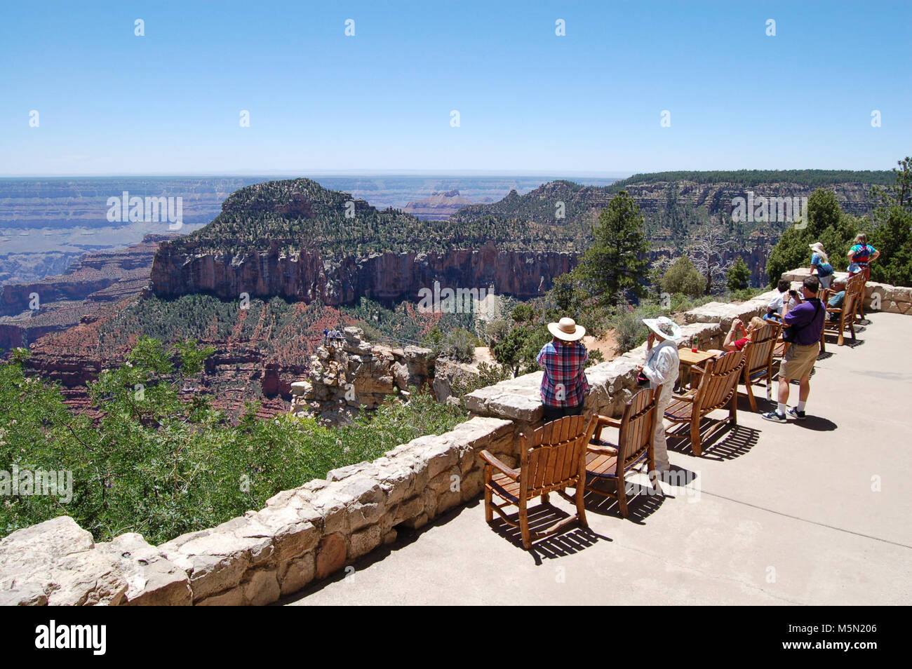 Grand Canyon Lodge North Rim . Grand Canyon Lodge sur la rive nord du Grand Canyon est souvent le premier élément important que les visiteurs, voir même avant de voir le canyon. L'autoroute se termine à la lodge. Le toit en pente, d'énormes poutres de bois lourd et façade de calcaire massif à équiper ses 8000 mètres / 2400 m, mais où est le Grand Canyon ? L'expérience de l'impact de la conception du lodge, prendre la route historique. Banque D'Images