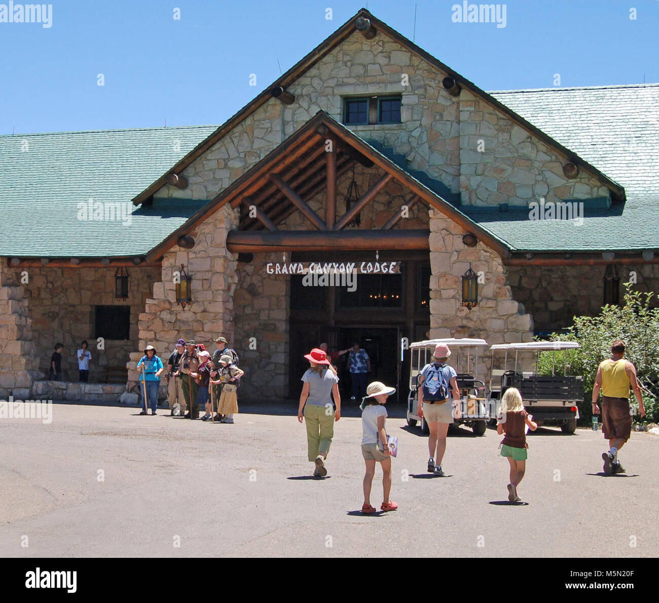 Grand Canyon Lodge North Rim . Grand Canyon Lodge sur la rive nord du Grand Canyon est souvent le premier élément important que les visiteurs, voir même avant de voir le canyon. L'autoroute se termine à la lodge. Le toit en pente, d'énormes poutres de bois lourd et façade de calcaire massif à équiper ses 8000 mètres / 2400 m, mais où est le Grand Canyon ? L'expérience de l'impact de la conception du lodge, prendre la route historique. Banque D'Images