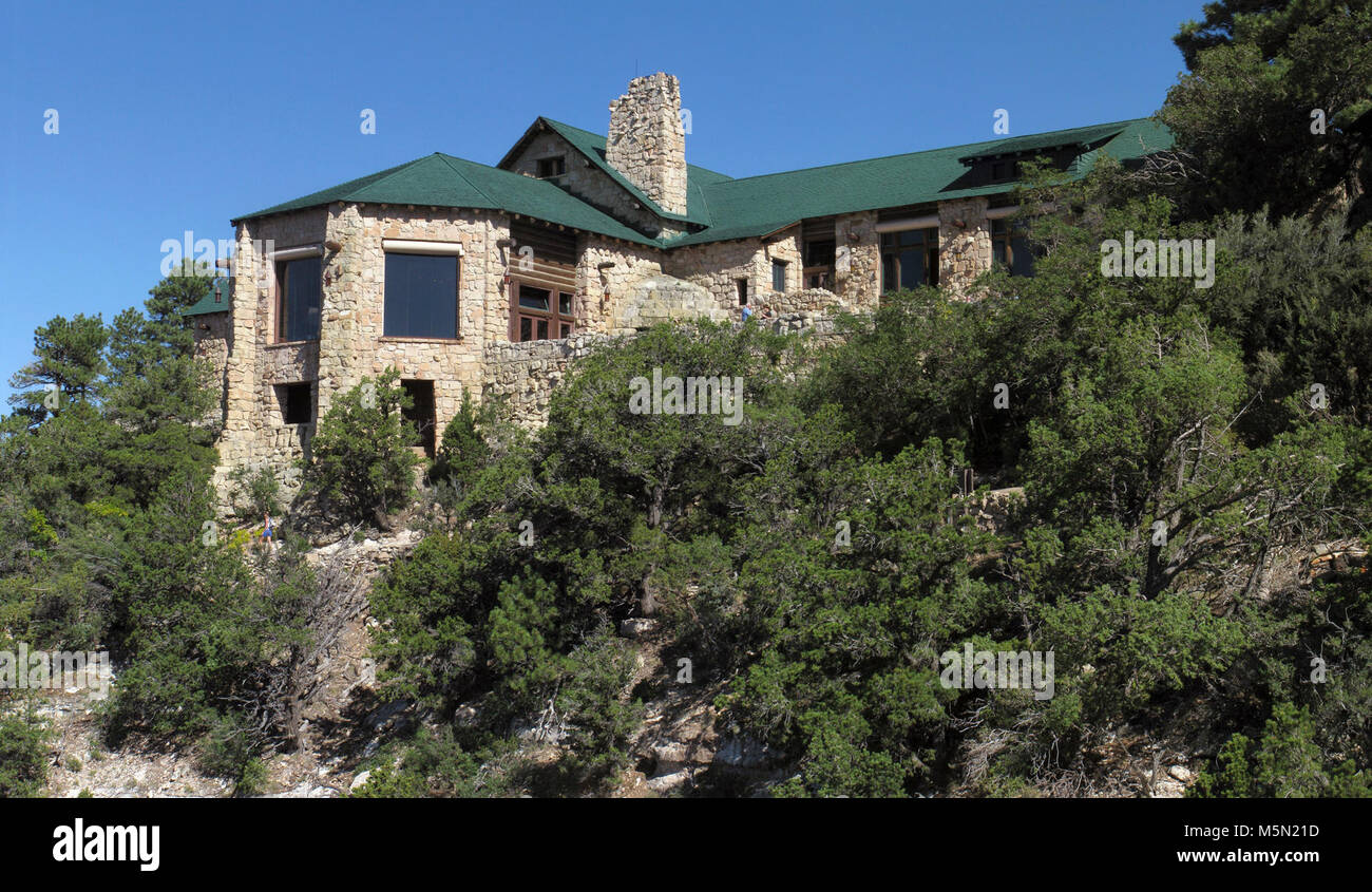 Grand Canyon Lodge North Rim . Grand Canyon Lodge sur la rive nord du Grand Canyon est souvent le premier élément important que les visiteurs, voir même avant de voir le canyon. L'autoroute se termine à la lodge. Le toit en pente, d'énormes poutres de bois lourd et façade de calcaire massif à équiper ses 8000 mètres / 2400 m, mais où est le Grand Canyon ? L'expérience de l'impact de la conception du lodge, prendre la route historique. Banque D'Images