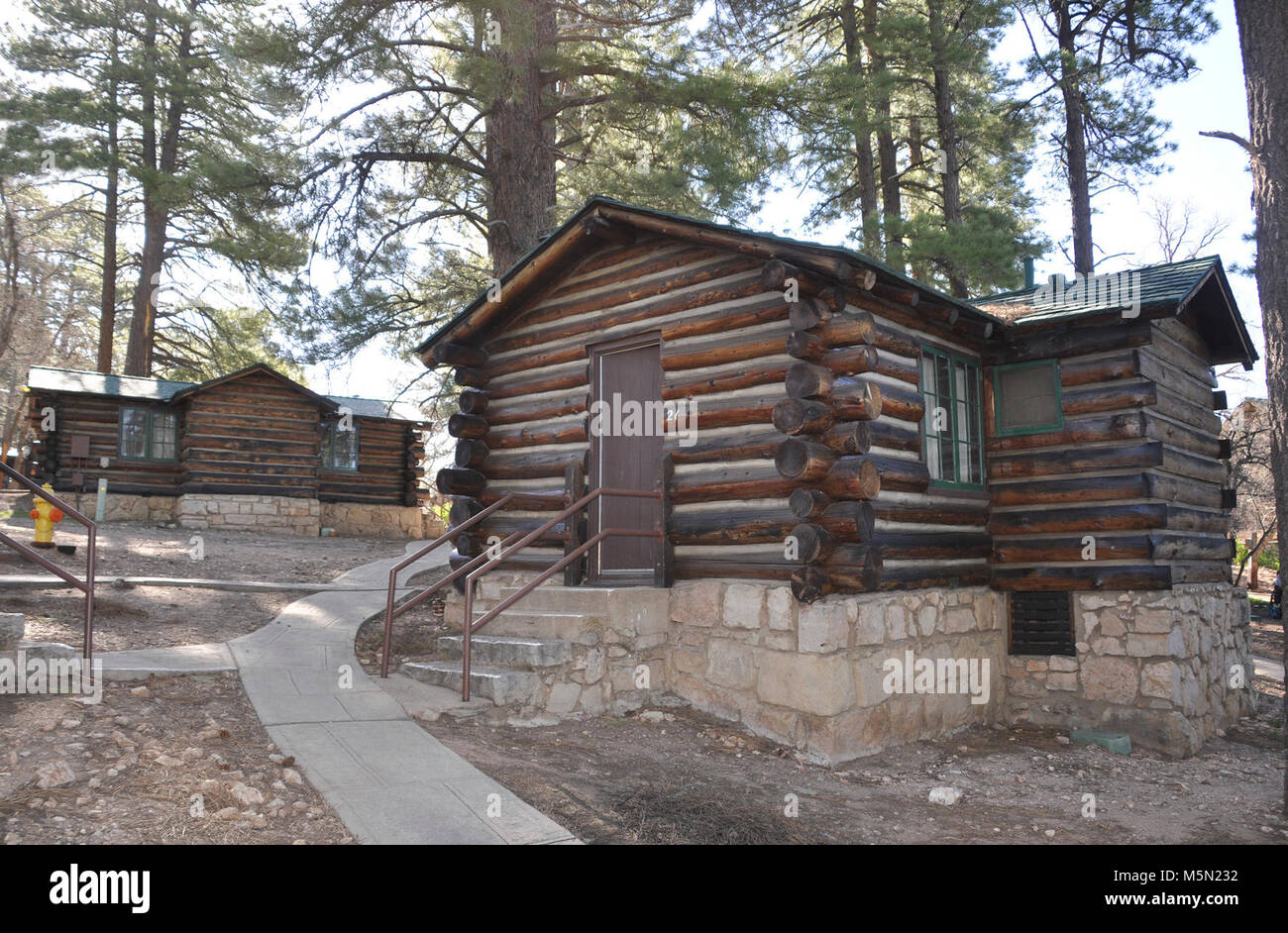 Grand Canyon Lodge North Rim Frontier Cabines . Grand Canyon Lodge sur la rive nord du Grand Canyon est souvent le premier élément important que les visiteurs, voir même avant de voir le canyon. L'autoroute se termine à la lodge. Le toit en pente, d'énormes poutres de bois lourd et façade de calcaire massif à équiper ses 8000 mètres / 2400 m, mais où est le Grand Canyon ? L'expérience de l'impact de la conception du lodge, prendre la route historique. Banque D'Images