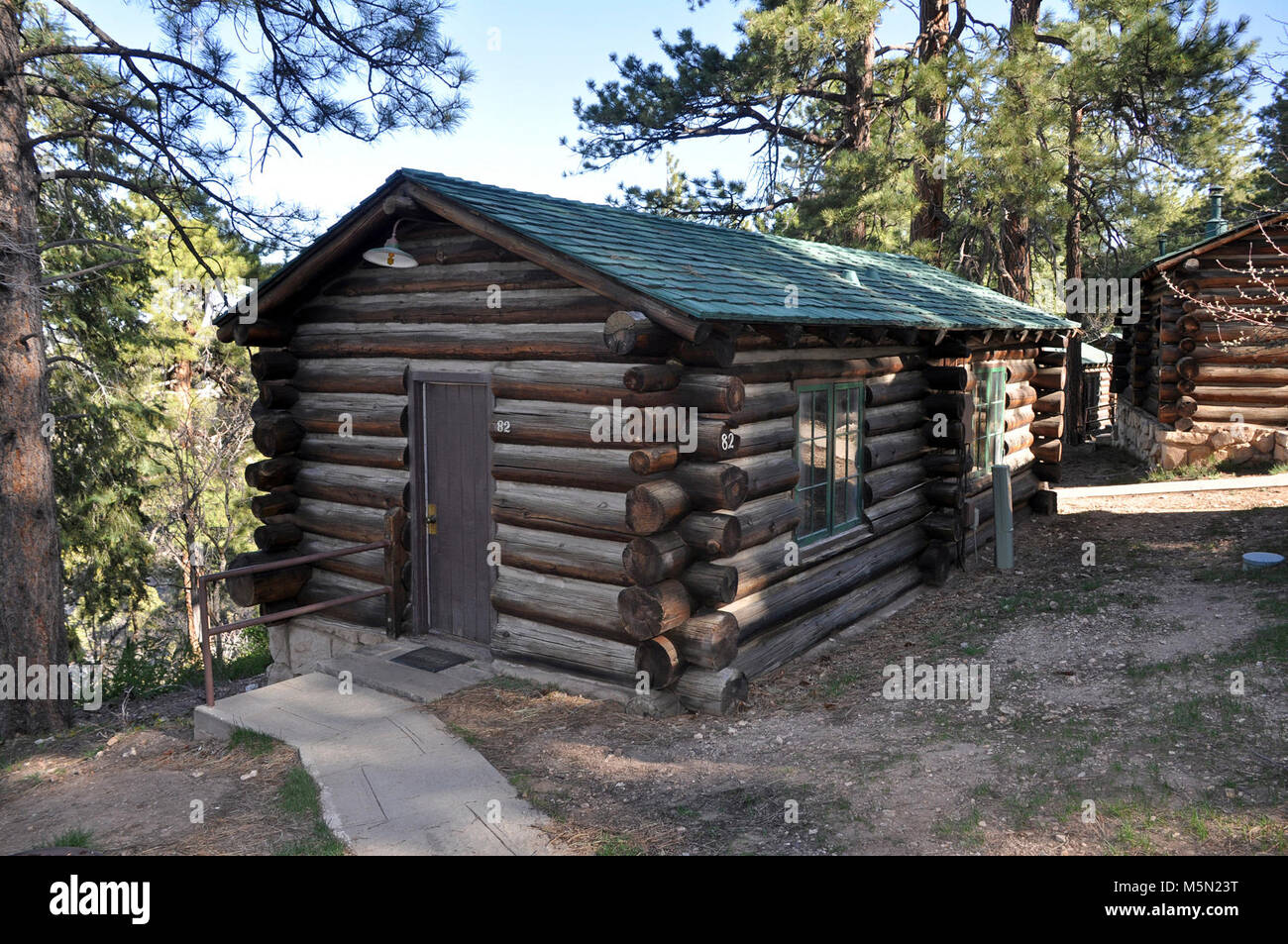 Grand Canyon Lodge North Rim Frontier Cabines . Grand Canyon Lodge sur la rive nord du Grand Canyon est souvent le premier élément important que les visiteurs, voir même avant de voir le canyon. L'autoroute se termine à la lodge. Le toit en pente, d'énormes poutres de bois lourd et façade de calcaire massif à équiper ses 8000 mètres / 2400 m, mais où est le Grand Canyon ? L'expérience de l'impact de la conception du lodge, prendre la route historique. Banque D'Images