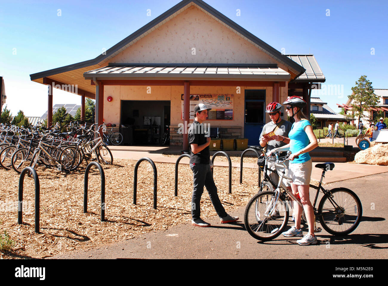 Le Parc National du Grand Canyon Location de vélos . Sur le bord sud. Un service de location de vélos est situé à par le Centre d'accueil (près de Mather Point.) L'établissement, exploité par Bright Angel Bicyclettes, propose également tous les jours des visites guidées à vélo et un 'grab and go' de nourriture et breuvages destinés aux randonneurs, cyclistes et piétons. Ces services sont disponibles à partir d'environ 15 mai au 15 octobre de chaque année. Banque D'Images