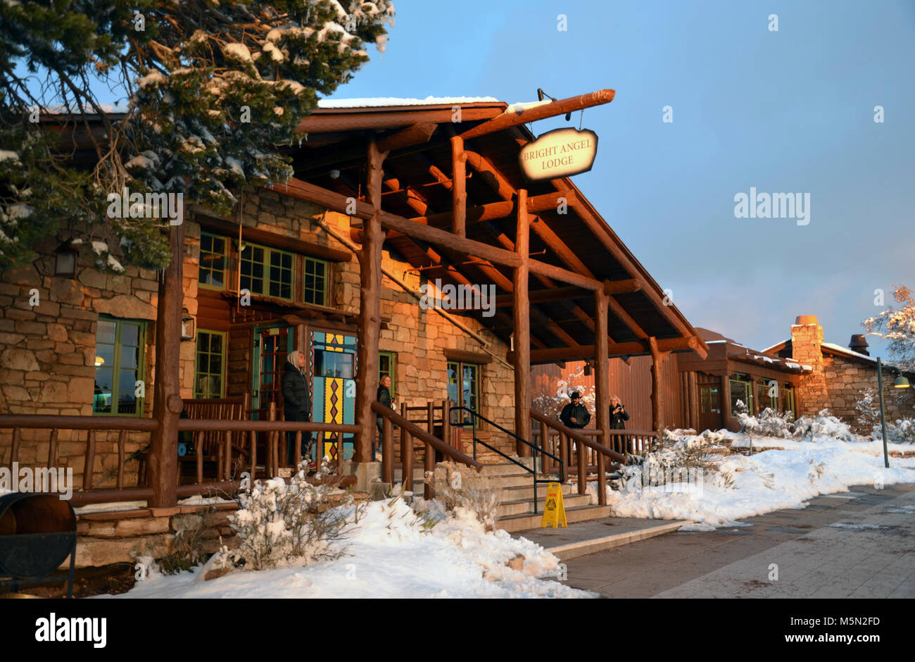 Le Parc National du Grand Canyon Bright Angel Lodge en hiver . Bright Angel Lodge, conçu en 1935, a un caractère rustique, naturel, et est un monument historique national. Le Bright Angel Lodge tel qu'il apparaît aujourd'hui a été conçu et construit par le célèbre architecte Sud-Ouest Mary Colter. Le Bright Angel Lodge nous voyons aujourd'hui est passé par de nombreuses transformations - à l'origine un hôtel, puis un camp et enfin un lodge. Tous ses changements ont été pour accueillir augmentation Banque D'Images