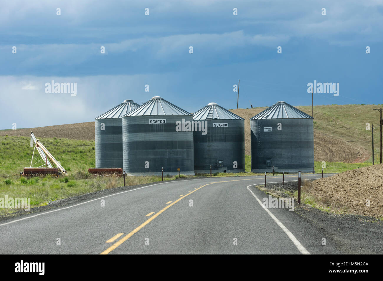 Les silos de stockage métalliques pour le grain dans les régions rurales de l'État de Washington Banque D'Images