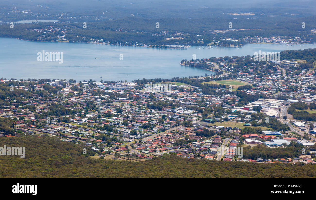 Une vue aérienne à la sud à Warner's Bay sur le lac Macquarie Australie Newcastle montrant et résidentiel à proximité de la zone commerciale de l'Australie grandes Banque D'Images
