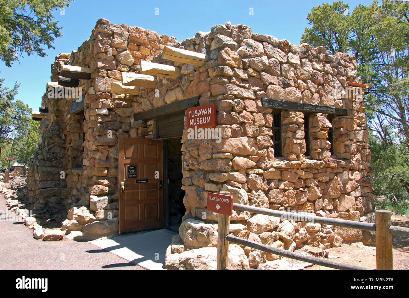 Le Parc National du Grand Canyon Tusayan Museum . Une visite à Tusayan Museum donne un aperçu de la vie des Indiens Pueblo à Grand Canyon certains il y a 800 ans. L'entrée est libre. C'était une communauté prospère comme en témoignent ses poteries, pointes de flèches et autres objets ménagers. Le Musée Tusayan est ouvert tous les jours de 9:00 à 5:00, et est situé à 3 miles (5 km) à l'ouest de Desert View. Entrée libre. Sont également indiquées ici repres Banque D'Images