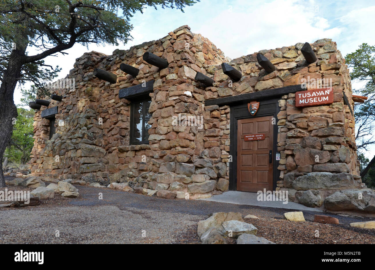 Le Parc National du Grand Canyon Tusayan Museum . Une visite à Tusayan Museum près de Desert View sur le bord sud du parc fournit un aperçu de la vie des Indiens Pueblo à Grand Canyon certains il y a 800 ans. L'entrée est libre. C'était une communauté prospère comme en témoignent ses poteries, pointes de flèches et autres objets ménagers. Le Musée Tusayan est ouvert tous les jours de 9:00 à 5:00, et est situé à 3 miles (5 km) à l'ouest de Desert View Banque D'Images