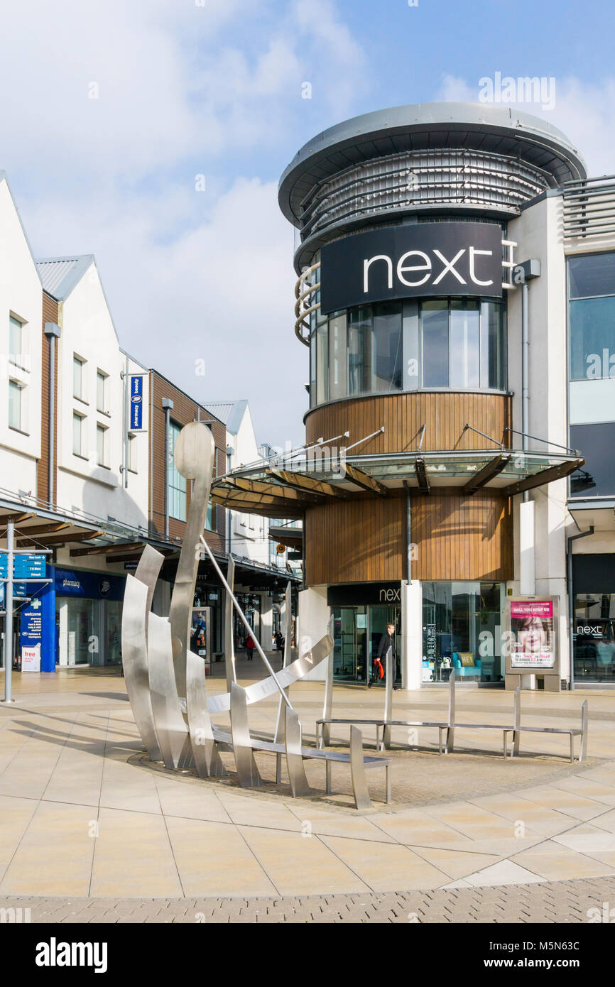 Centre commercial Westwood Cross, Broadstairs. Cadran solaire avec siège en forme de drakkar viking. Banque D'Images