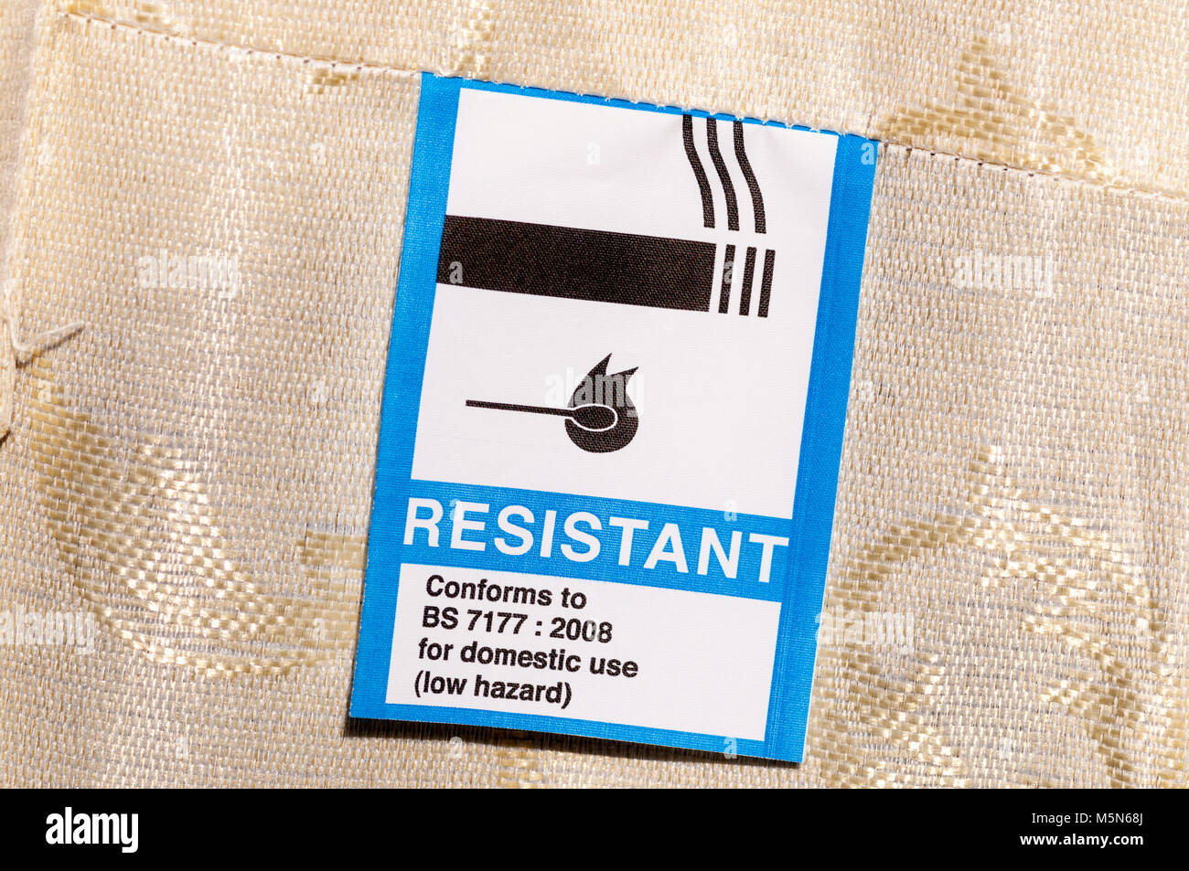 Une étiquette sur un matelas confirme qu'il répond aux normes de résistance au feu. Banque D'Images