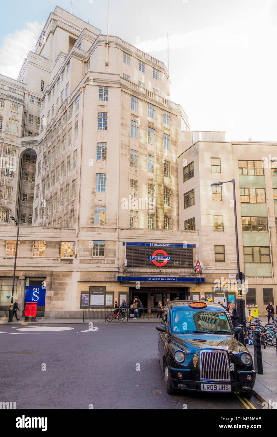 St James's Park underground tube station et le bâtiment au-dessus de la période art déco, 55 Broadway (le premier gratte-ciel de Londres). Le centre de Londres, Angleterre, Royaume-Uni. Banque D'Images