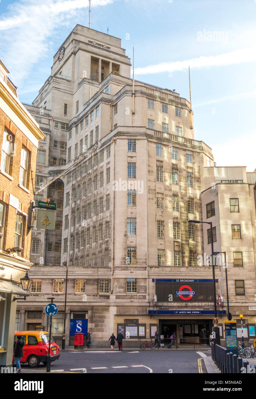 St James's Park underground tube station et le bâtiment au-dessus de la période art déco, 55 Broadway (le premier gratte-ciel de Londres). Le centre de Londres, Angleterre, Royaume-Uni. Banque D'Images