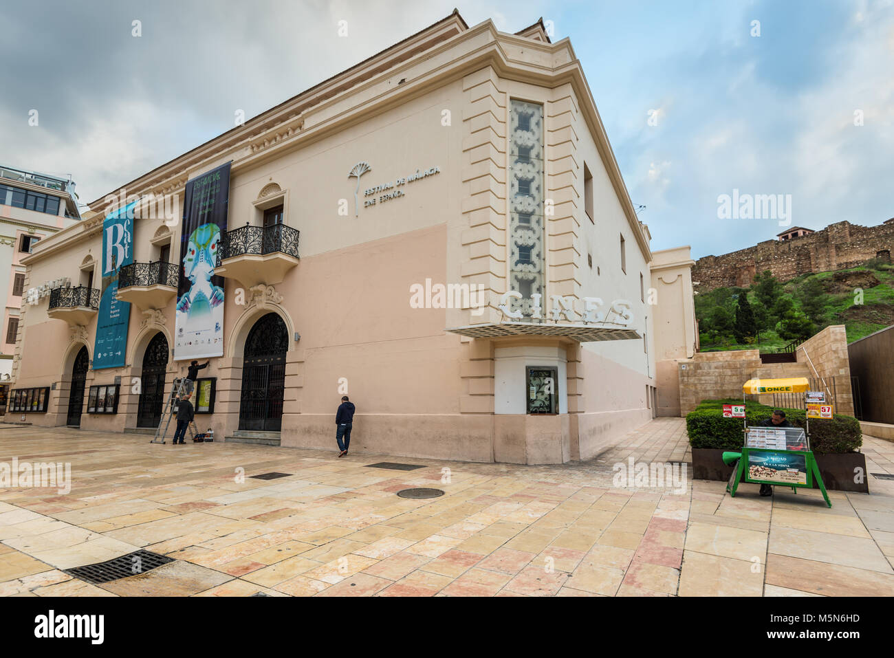 Malaga, Espagne - décembre 7, 2016 : vue sur l'Albeniz cinéma dans la zone piétonne de la rue Alcazabilla avant la pluie, au centre-ville de Malaga, Andalousie Banque D'Images