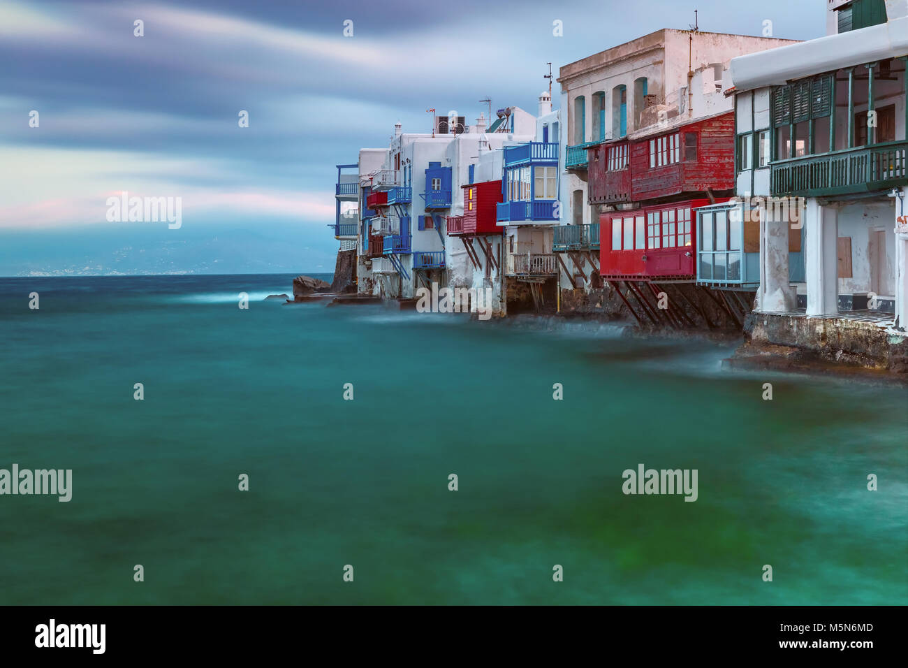 La petite Venise de nuit sur l'île de Mykonos, Grèce Banque D'Images