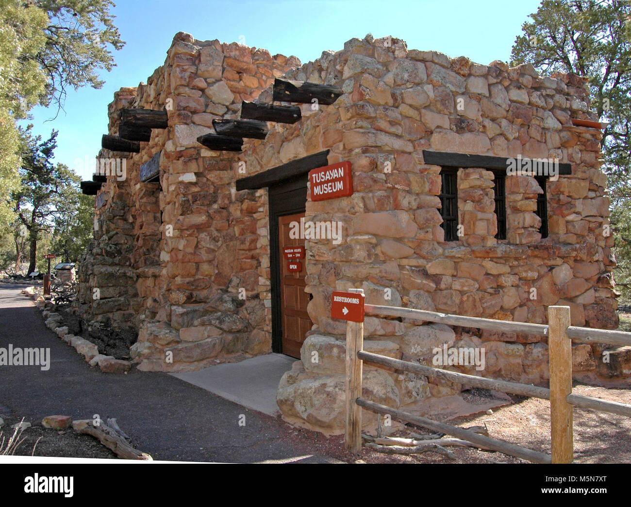 Le Parc National du Grand Canyon Tusayan Museum . Une visite à Tusayan Museum donne un aperçu de la vie des Indiens Pueblo à Grand Canyon certains il y a 800 ans. L'entrée est libre. C'était une communauté prospère comme en témoignent ses poteries, pointes de flèches et autres objets ménagers. Banque D'Images