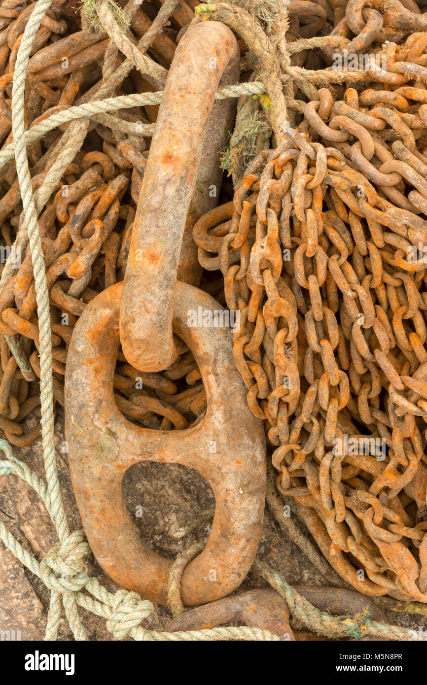 Chaînes et corde qui est représenté sur un quai du port dans la région de Cornwall, UK. Banque D'Images