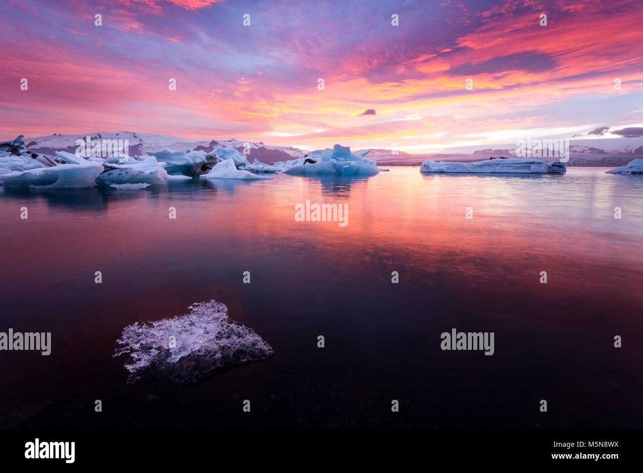 Lagune glaciaire du Jökulsárlón au coucher du soleil, de l'Islande Banque D'Images