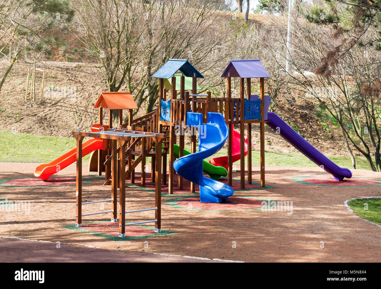 Aire de jeux colorée sur chantier dans le parc. Banque D'Images