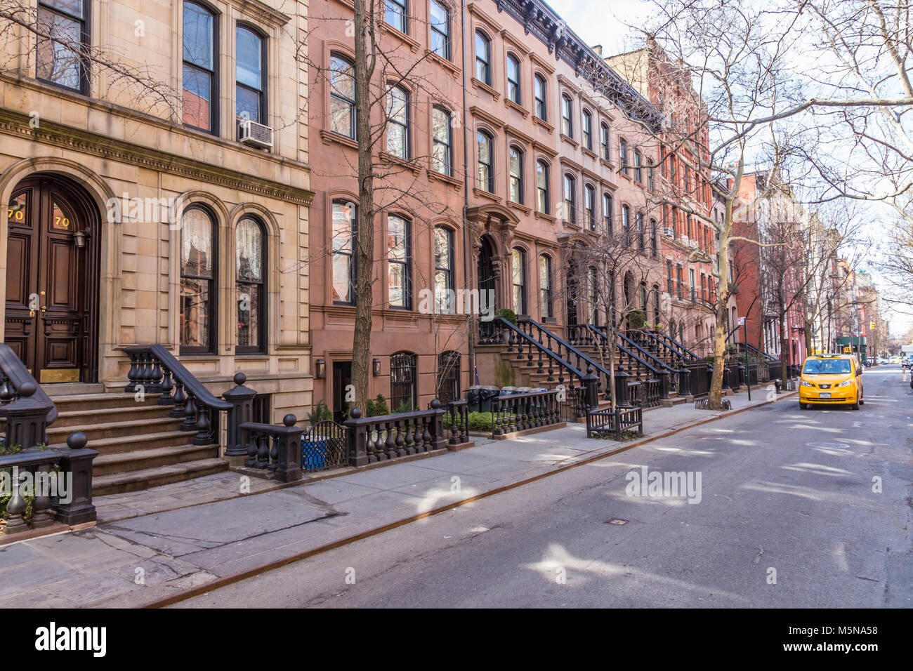 Scenic rue bordée d'édifices historiques de brownstone dans le quartier de West Village à Manhattan, New York City, New York USA Banque D'Images
