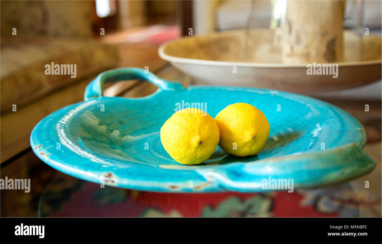 Les fruits, de pêches et de citrons servi sur un plateau turquoise, idéal pour les repas d'été, patio, salle de fêtes ou les paramètres du ressort de table centrale Banque D'Images