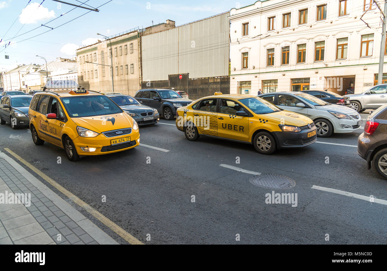 Moscou, Russie - le 24 juillet. 2017. Compagnie de taxi Yandex et Uber rendez sur prospekt Mira Street Banque D'Images