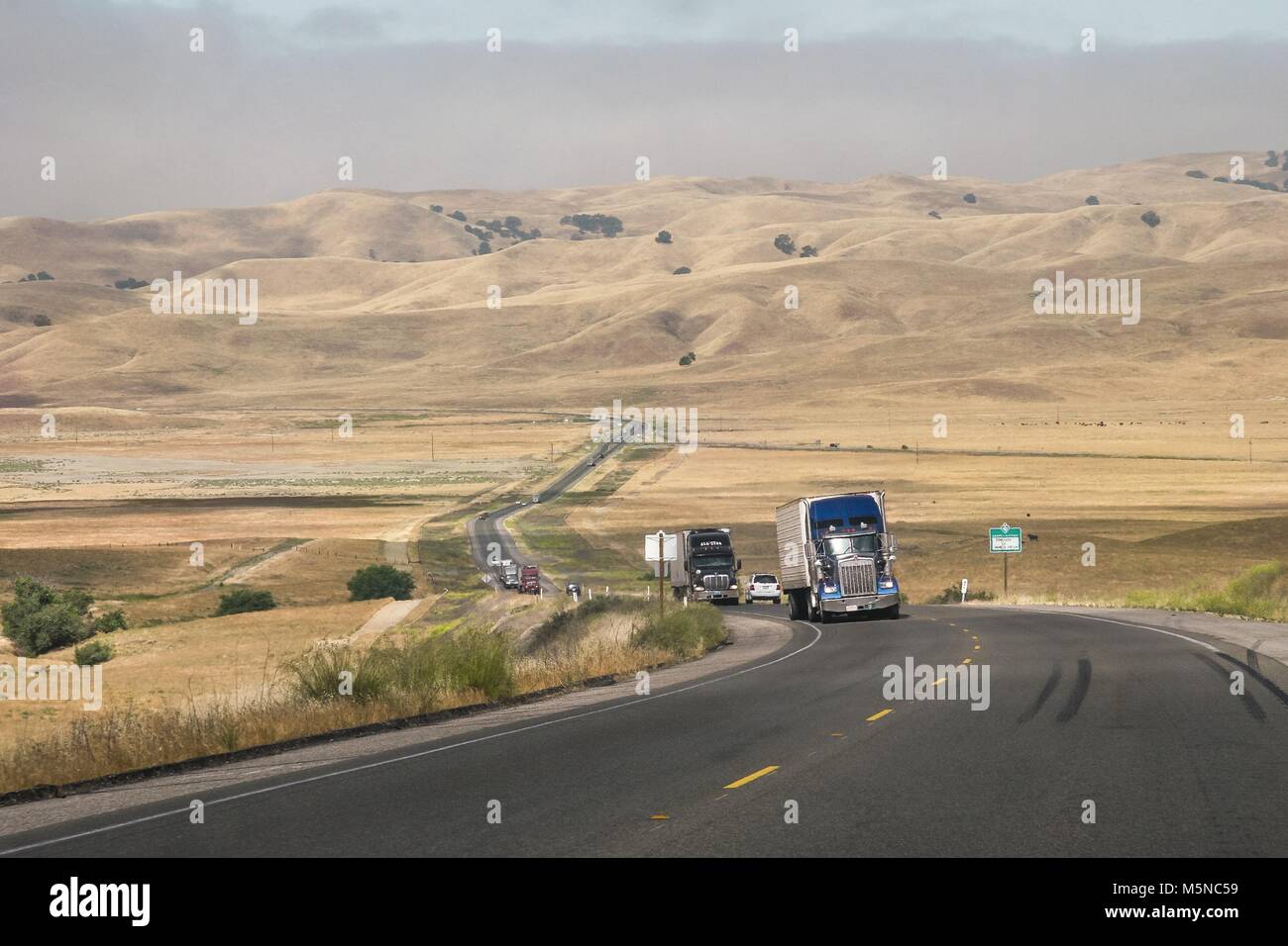 Les dépanneuses et autres véhicules circulant sur l'autoroute Interstate 5 en Californie. Banque D'Images