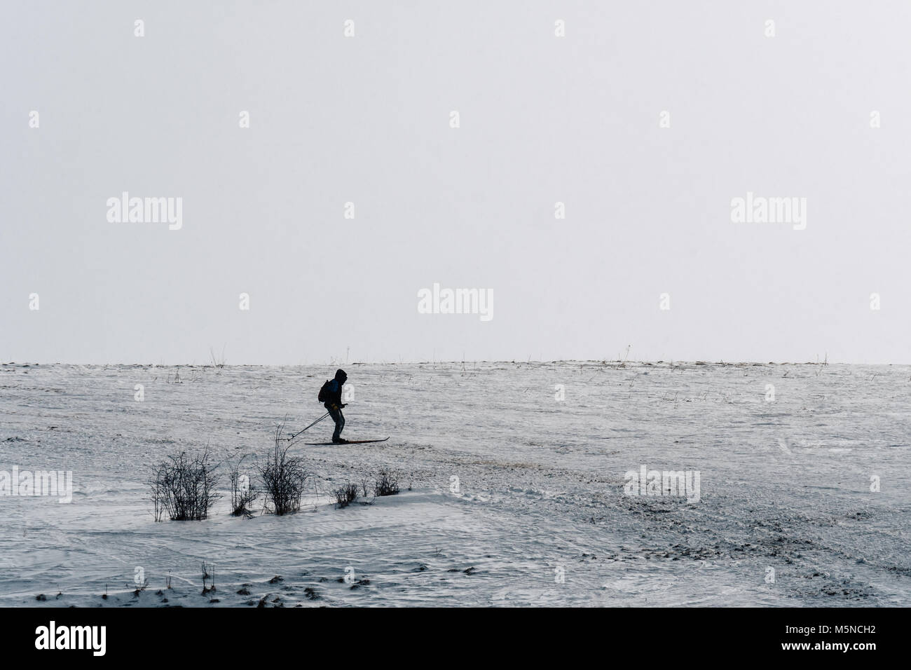 Ski de fond dans les montagnes sur la crête d'une colline à l'horizon. Qu'il neige. Banque D'Images