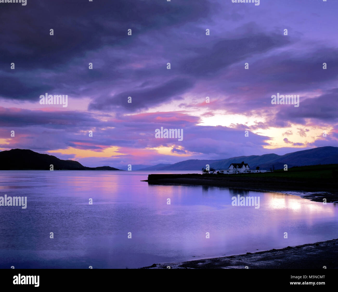 Coucher de soleil sur le Loch Linnhe dans les Highlands écossais. Banque D'Images