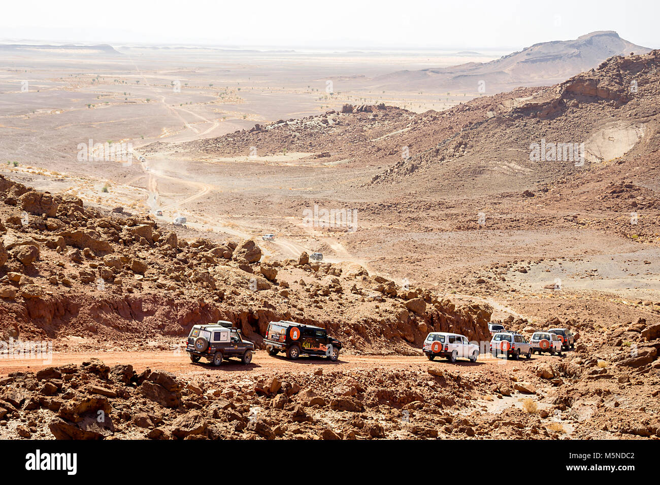 ERRACHIDIA, MAROC - 12 octobre 2015 BorgWarner : Prend en charge l'équipe vainqueur du Dakar KAMAZ-master avec des technologies de l'air. Une caravane de 4x4 o Banque D'Images