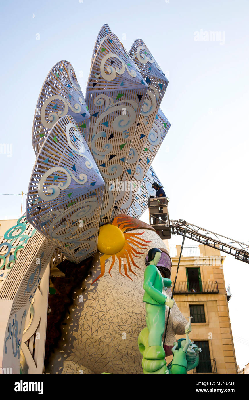 ALICANTE, Espagne - 24 juin 2012 : une marionnette de rue pour la sculpture d'un feu de joie Festival de la Marionnette le 24 juin 2012 à Alicante, Espagne. Banque D'Images