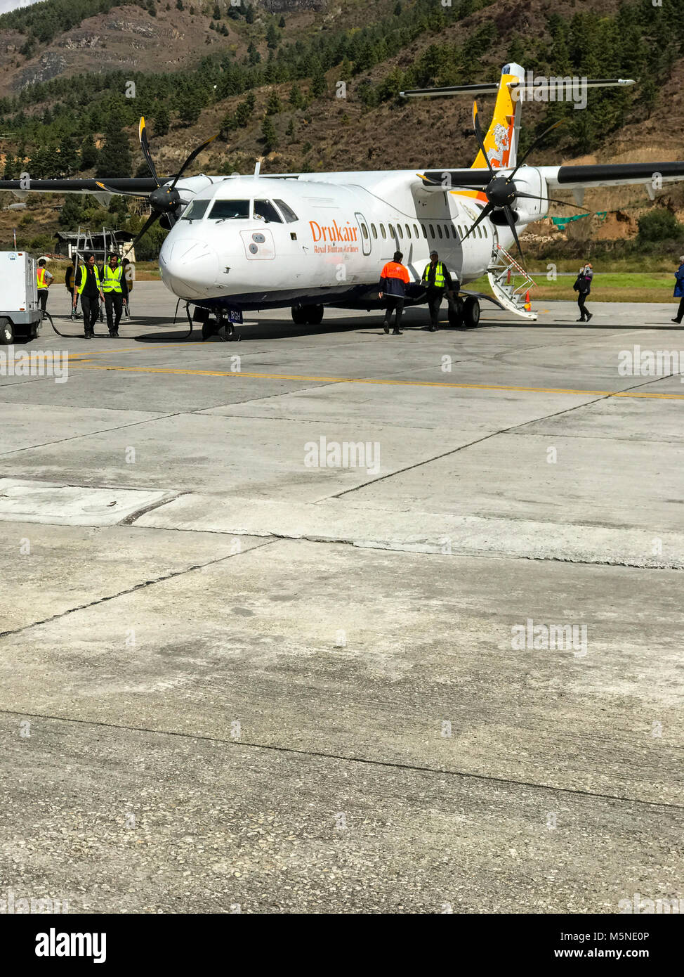 Paro, Bhoutan. Avion à l'aéroport de Paro Drukair. Banque D'Images