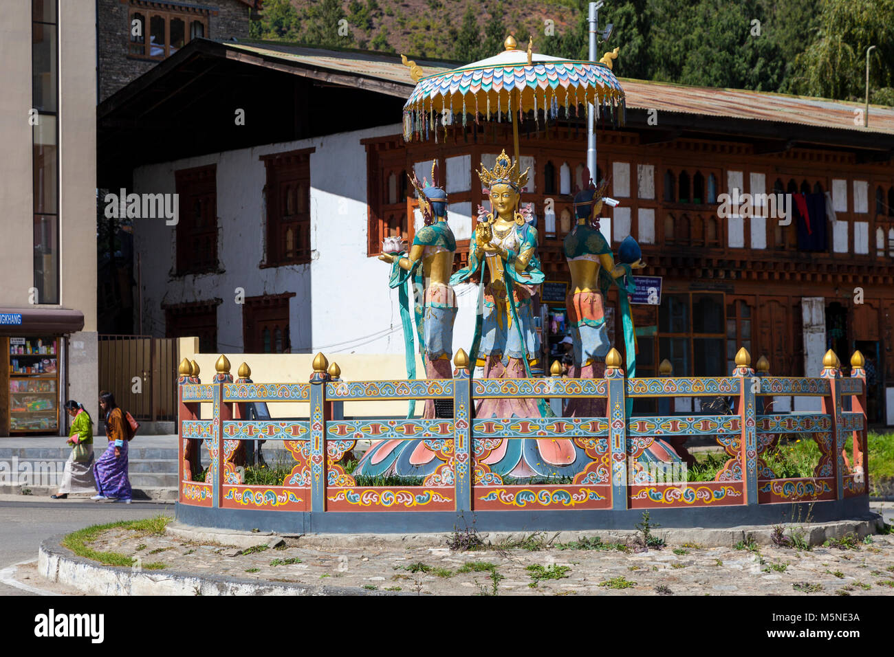 Thimphu, Bhoutan. Rotonde avec dieux Bouddhistes de la prospérité et de la richesse. Banque D'Images