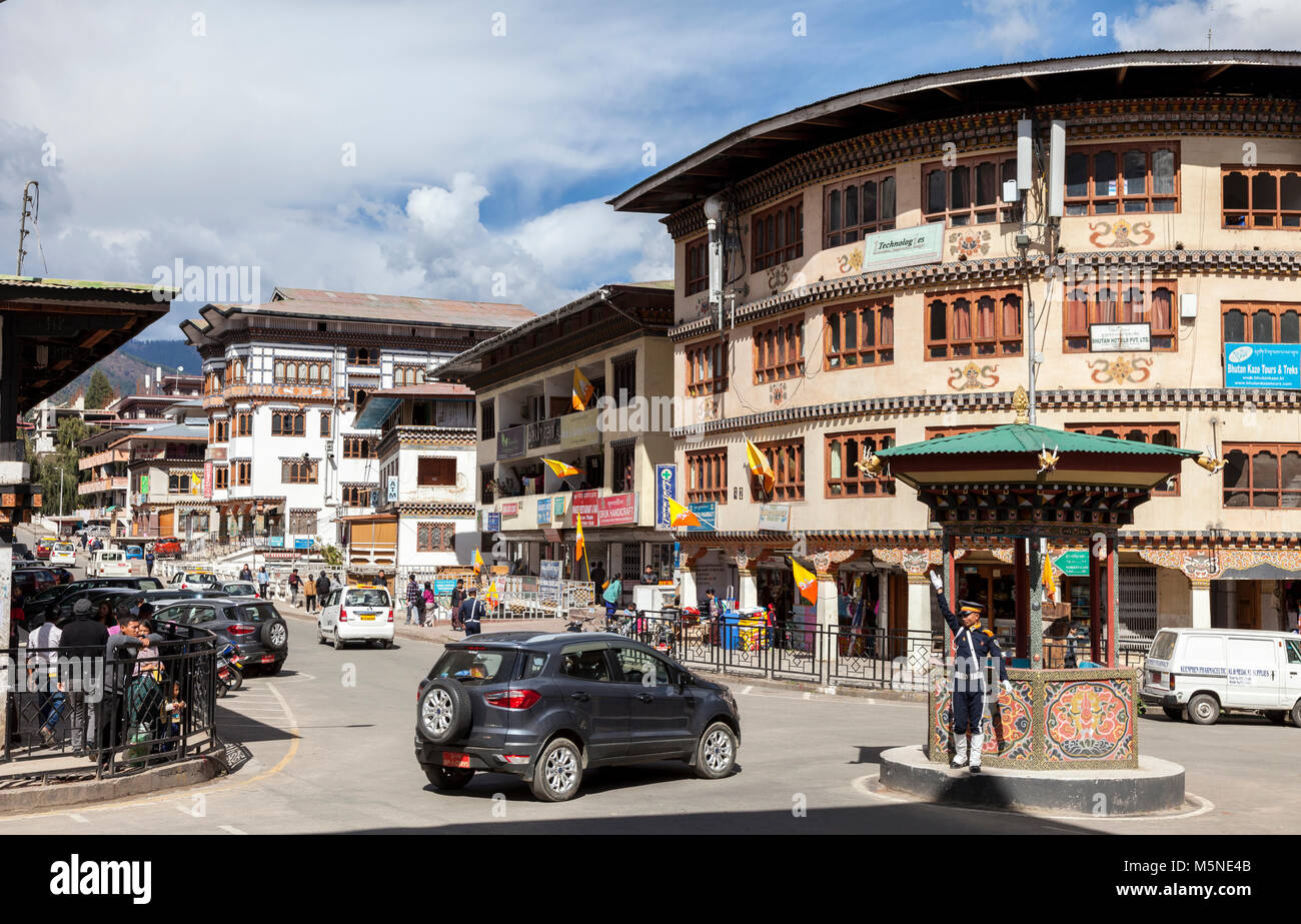 Thimphu, Bhoutan. Rond-point et l'agent de la circulation dans le centre de Thimphu. Banque D'Images