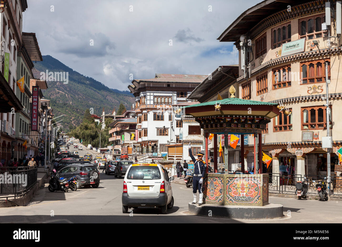 Thimphu, Bhoutan. Rond-point et l'agent de la circulation dans le centre de Thimphu. Banque D'Images