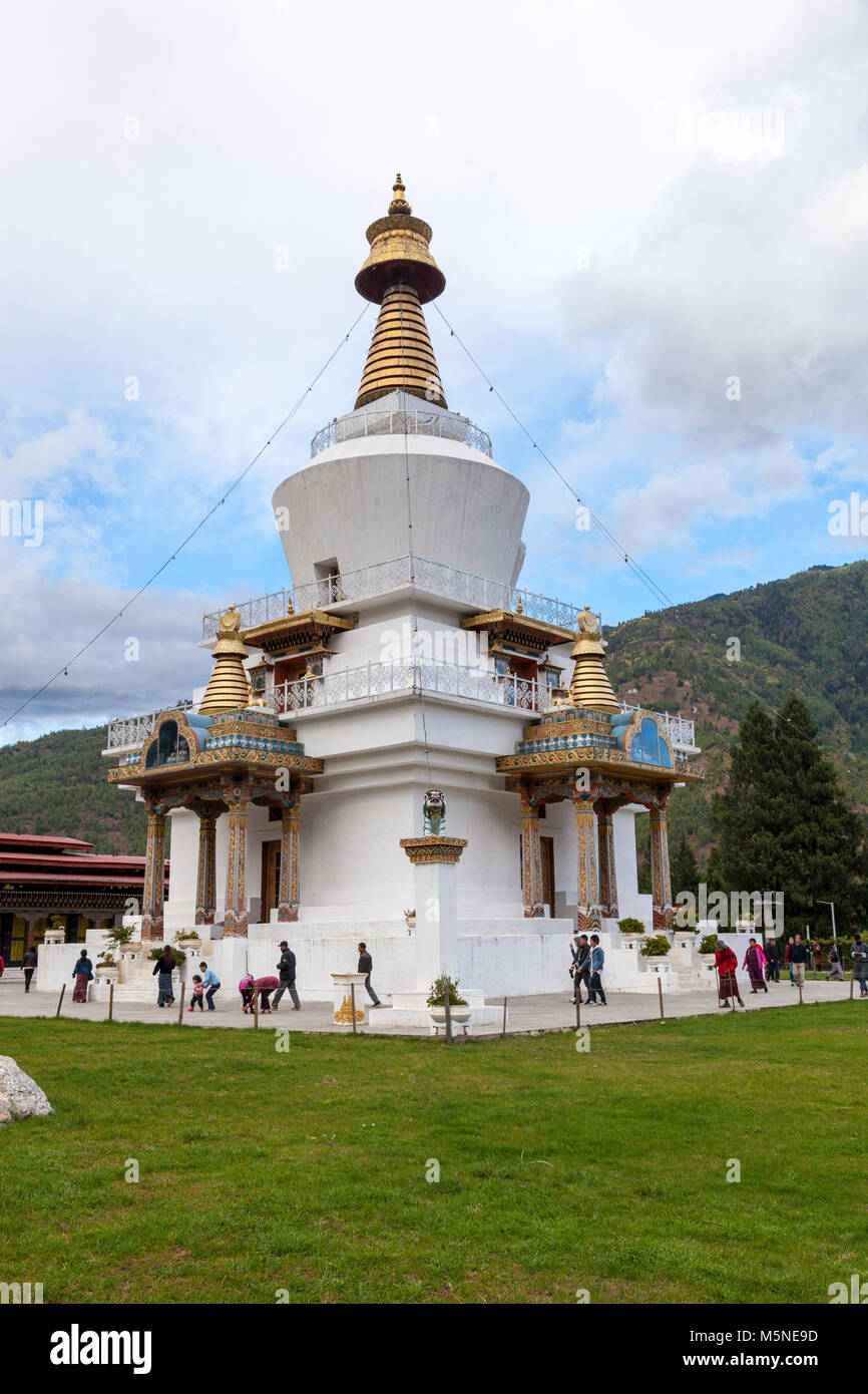 Thimphu, Bhoutan. Les adorateurs Circumambulating National Memorial chorten. Banque D'Images