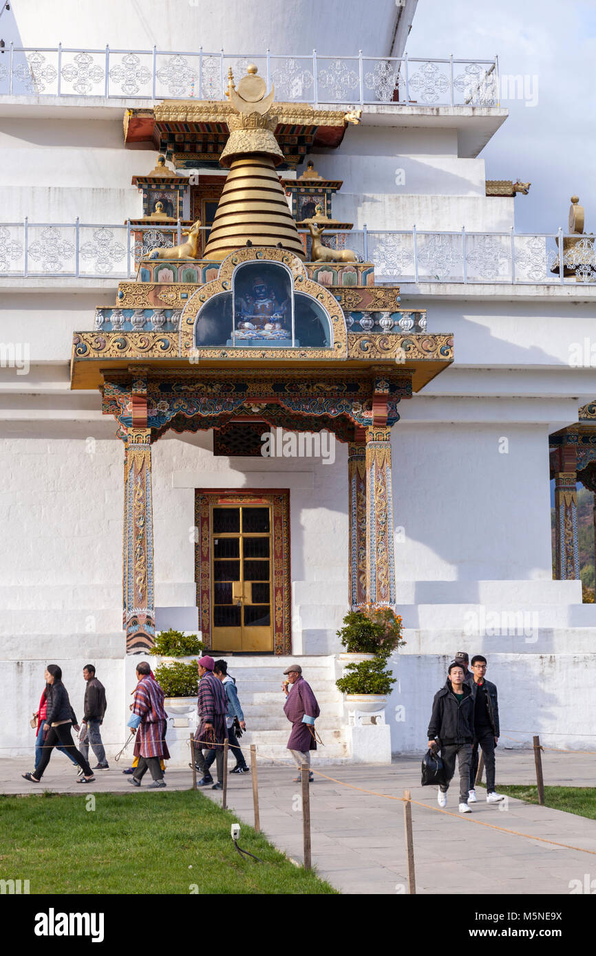 Thimphu, Bhoutan. Les adorateurs Circumambulating National Memorial chorten. Banque D'Images