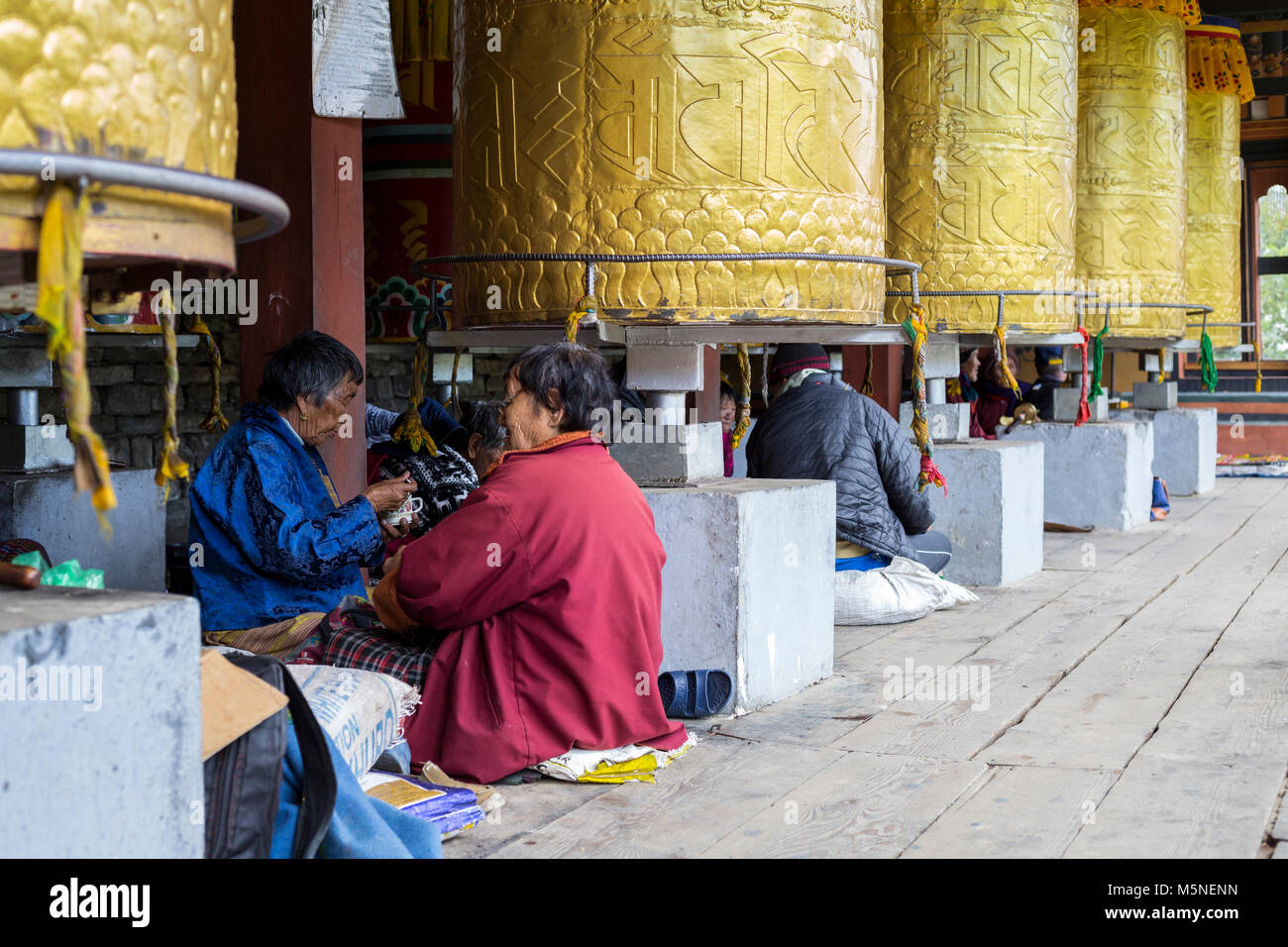 Thimphu, Bhoutan. Fidèles et roues de prière au National Memorial chorten. Banque D'Images