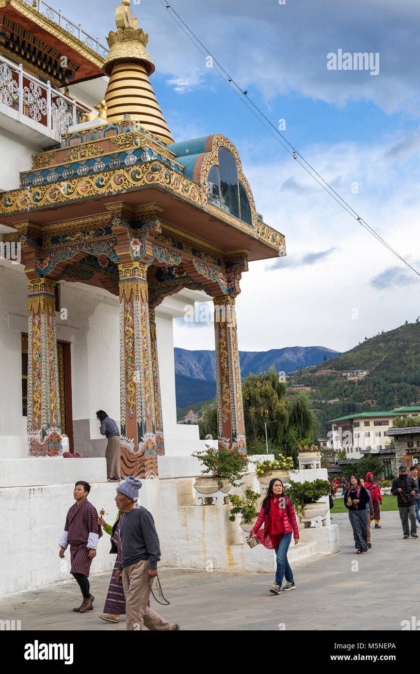 Thimphu, Bhoutan. Les adorateurs Circumambulating National Memorial chorten. Remarque femme en prière face à l'entrée en vertu de l'alcôve. Banque D'Images