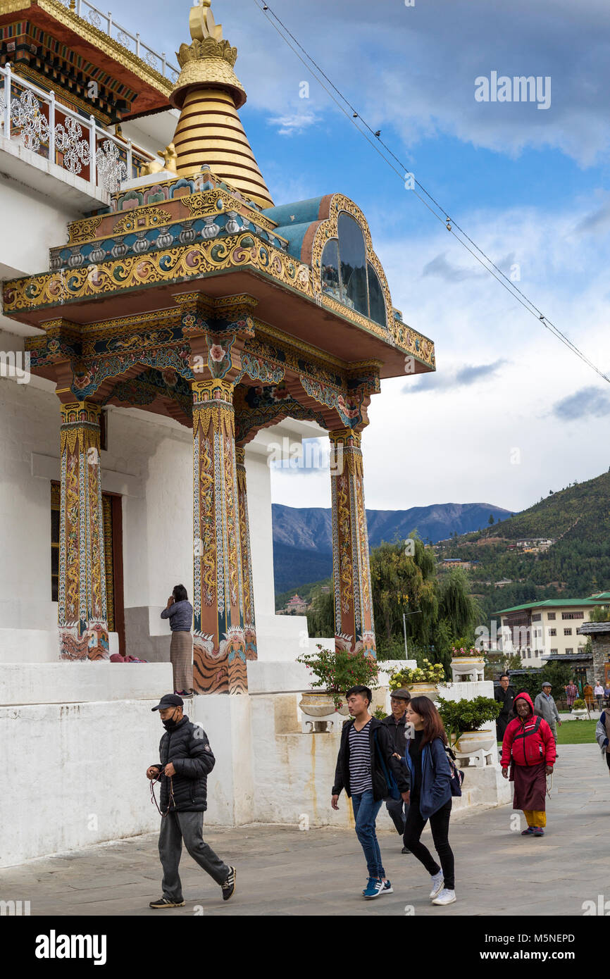 Thimphu, Bhoutan. Les adorateurs Circumambulating National Memorial chorten. Remarque femme en prière face à l'entrée en vertu de l'alcôve. Banque D'Images