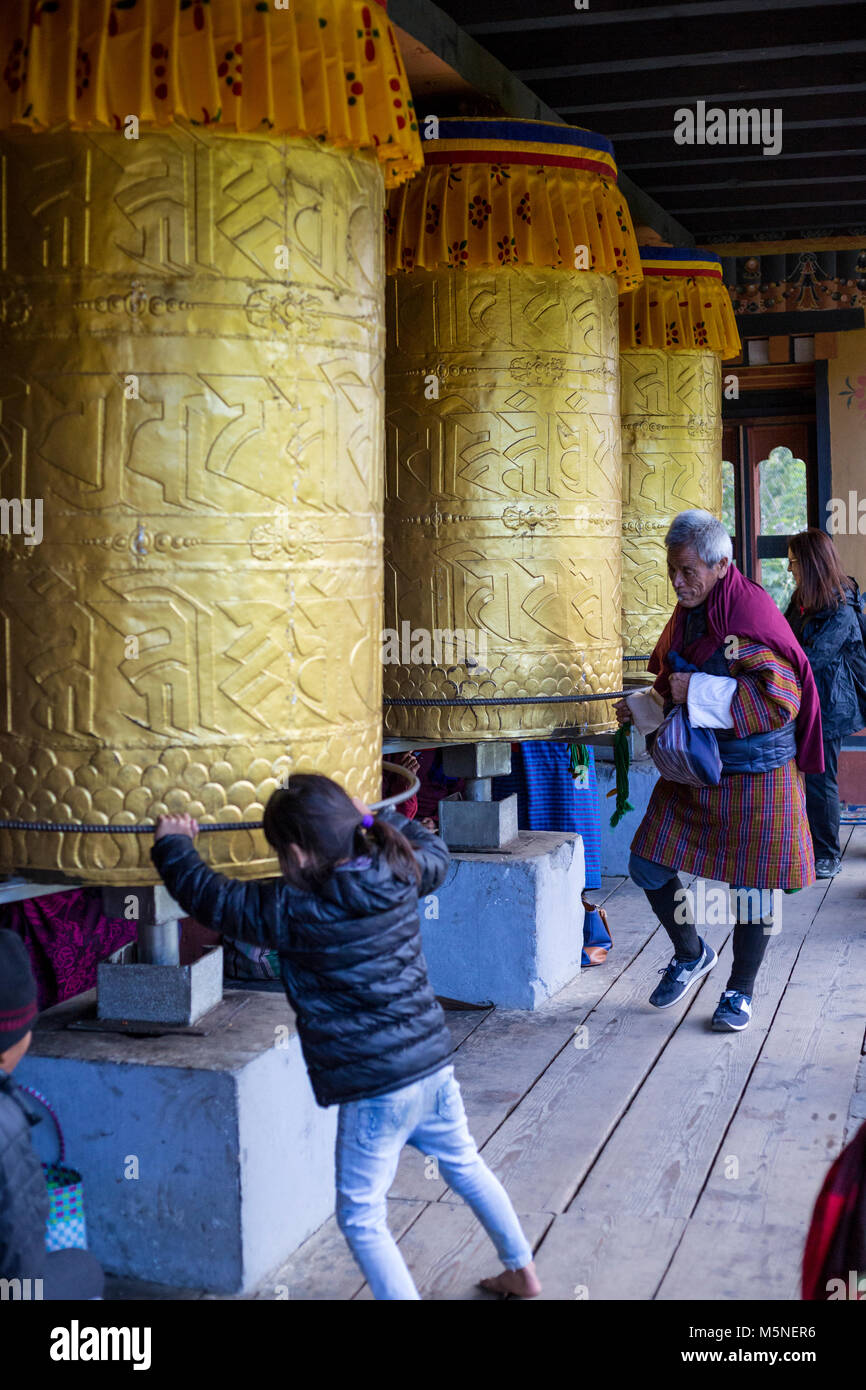 Thimphu, Bhoutan. Tournez les roues de prière adorateurs au National Memorial chorten. Banque D'Images