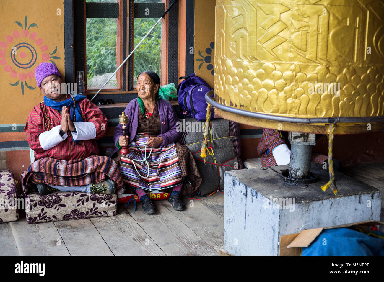 Thimphu, Bhoutan. Fidèles et roues de prière au National Memorial chorten. Banque D'Images