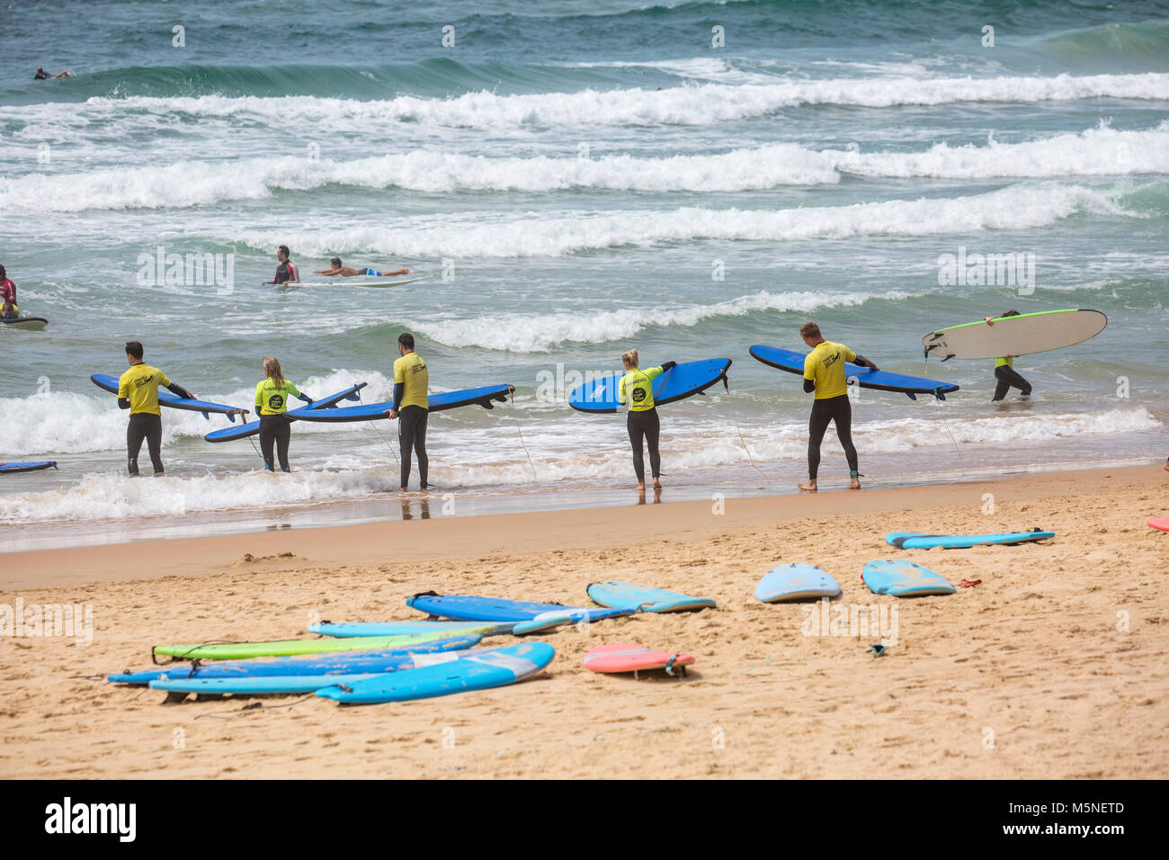 Personnes ayant une leçon de surf à Manly surf school sur Manly Beach à Sydney, Australie Banque D'Images
