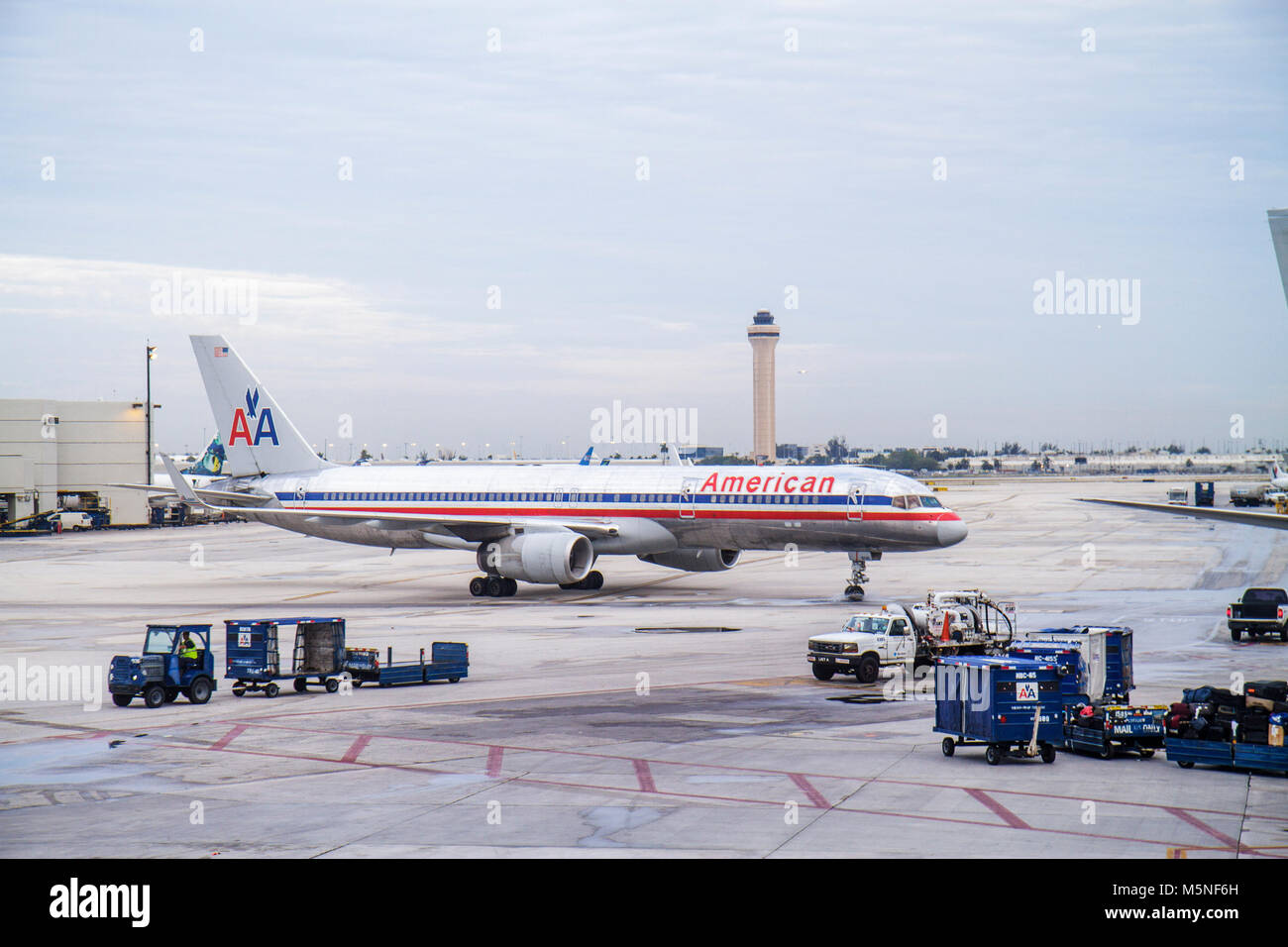 Miami Florida International Airport MIA, porte, tarmac, American Airlines, avion de ligne commercial avion avion avion avion, tour de contrôle de la circulation aérienne, Banque D'Images