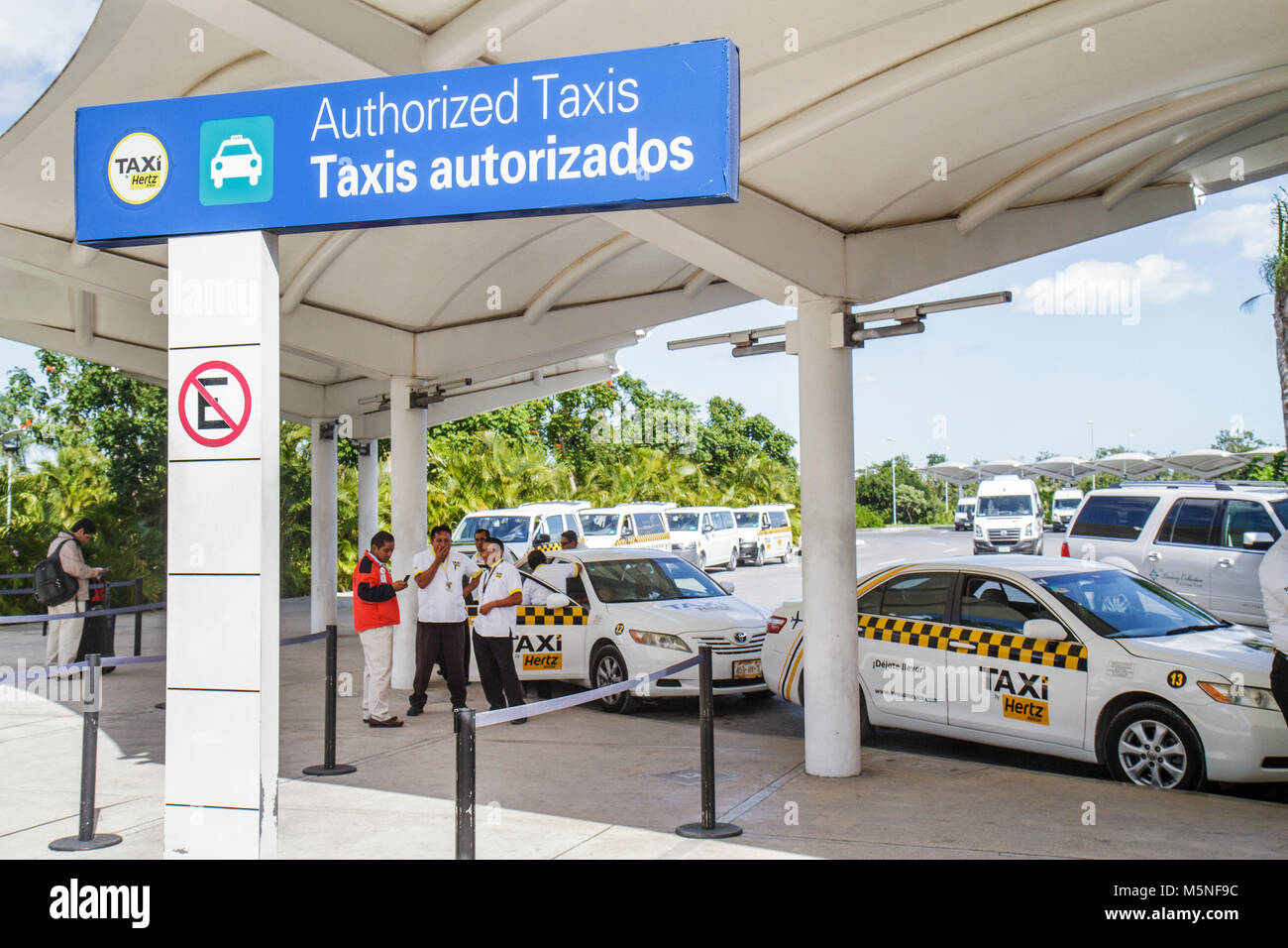 Cancun Mexique, Mexicain, Cancun International Airport, homme hispanique hommes hommes adultes adultes, taxi, transport terrestre, panneau, bilingue, langue espagnole Banque D'Images