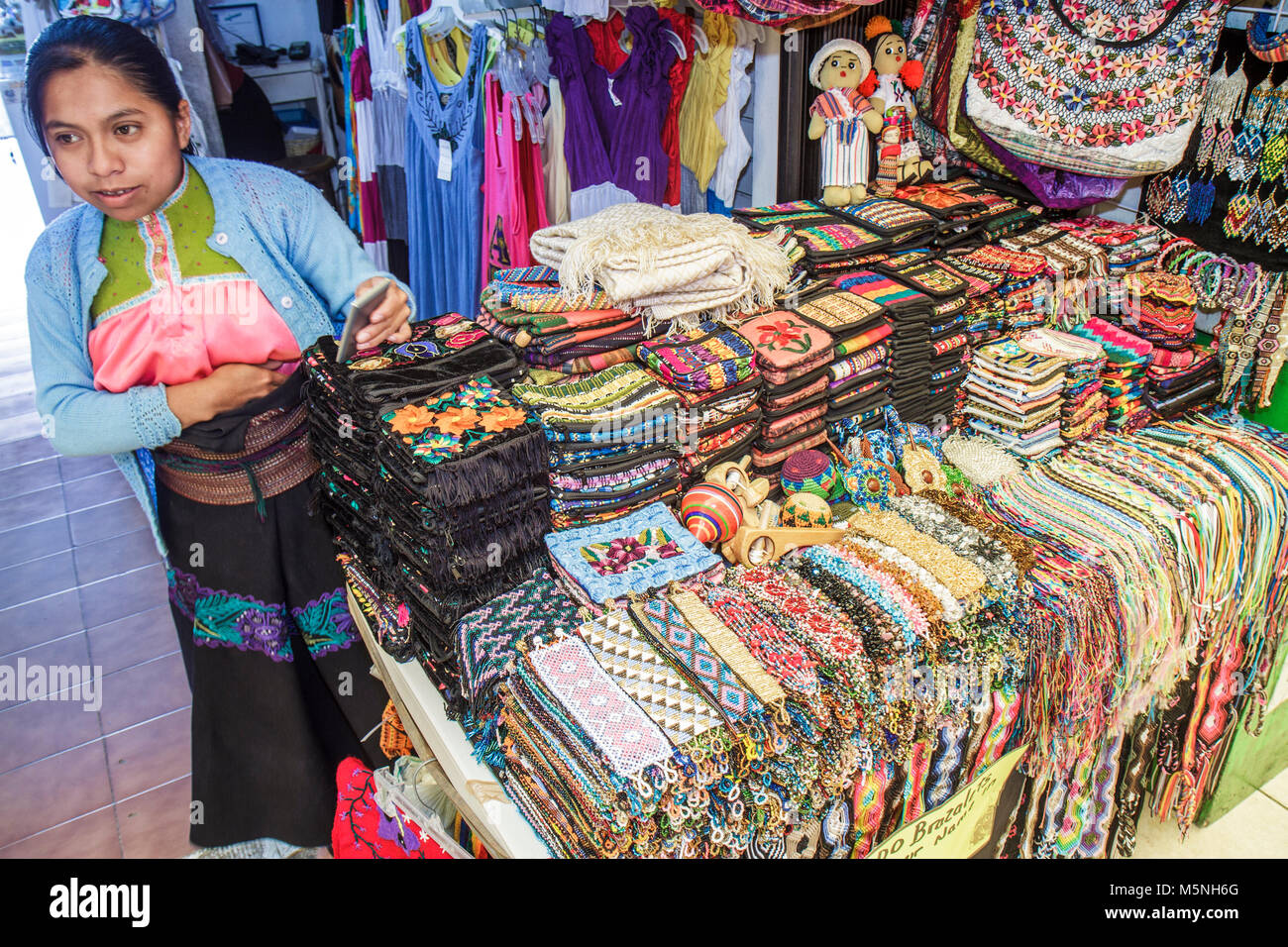 Cancun Mexique,Mexican Beach,Hotel zone,Avenida Kukulkan,femme hispanique femmes,marchand employé,boutique de cadeaux,souvenir,Chiapas natif,shopping shopp Banque D'Images